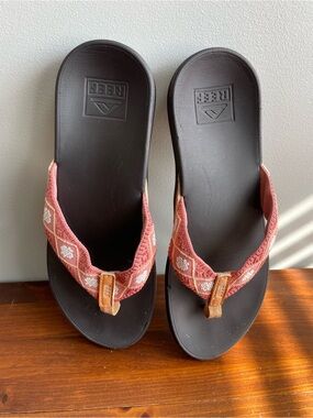 Reef Women's Sandals with Rust-Patterned Straps